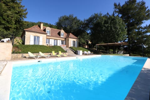 Standing property with 14m pool and gated garden