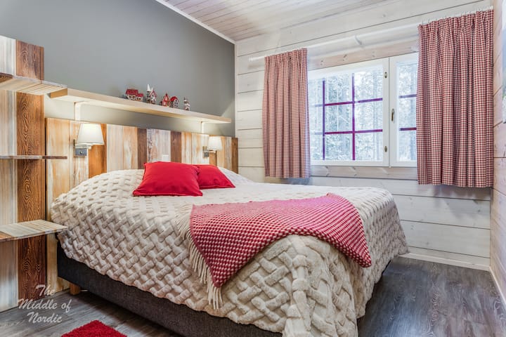 Makuuhuone numero 1, vuode on 180 cm leveä. Huoneessa on myös vaatekaappi.