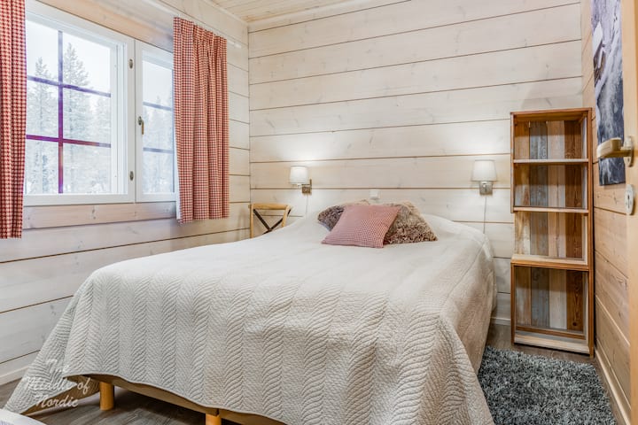 Makuuhuone numero 3, vuode on 160 cm leveä. Huoneessa on lipasto.