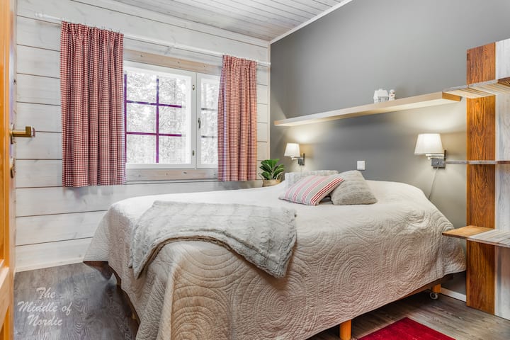 Makuuhuone numero 2, vuode on 160 cm leveä. Huoneessa on vaatteiden lipasto.