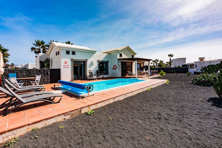 Entire home with 2 bedrooms in Yaiza - Villa Ofelia 300mt dal mare hot pool