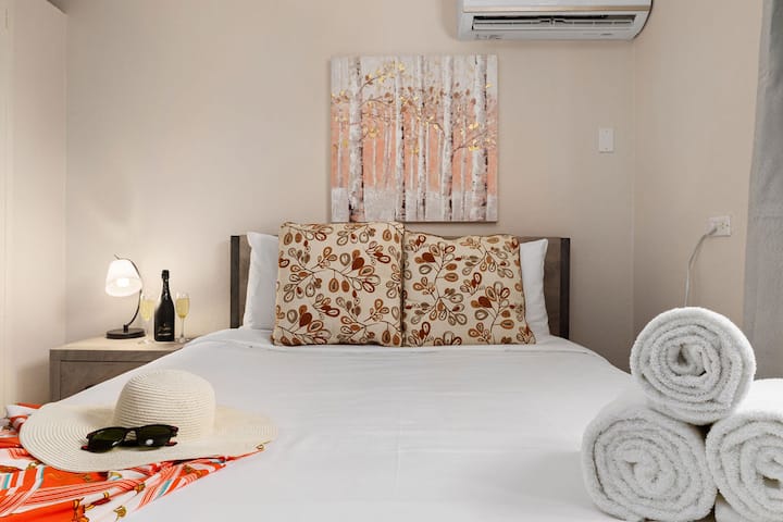 ห้องนอนขนาดควีนไซส์เหมาะสำหรับ 2 คน มีสมาร์ททีวีตู้ลิ้นชักพัดลมและเครื่องปรับอากาศเพื่อการนอนหลับที่สะดวกสบาย