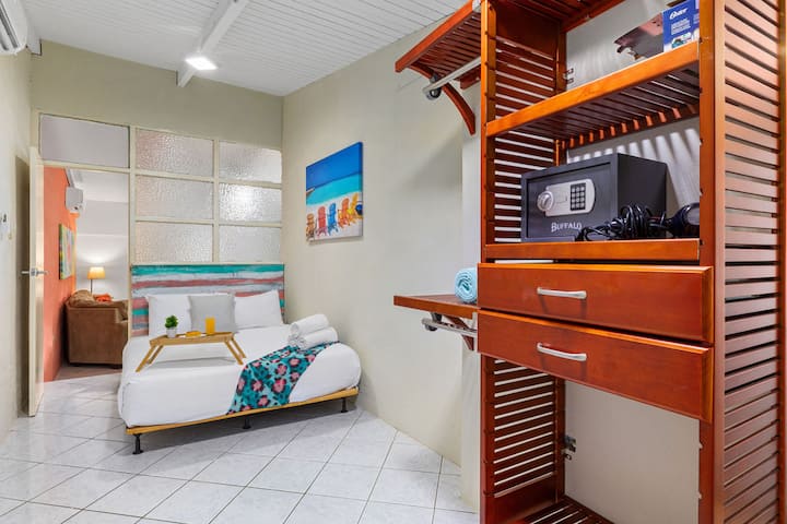 มีเตียงควีนไซส์ในอพาร์ทเมนท์ด้านข้าง คุณจะเพลิดเพลินไปกับความเป็นส่วนตัวจากกลุ่มของคุณ 