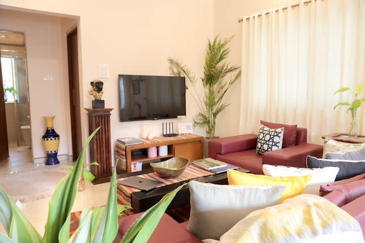 Airy ground floor living room designed to be a breath of fresh air with its open and airy ambiance.
Enjoy the smart TV and 300 Mbps WiFi. Perfect for morning coffee and work. Kick back, relax and stay connected effortlessly!