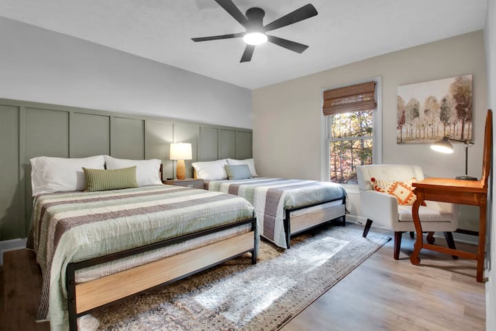 Great bedroom with desk space