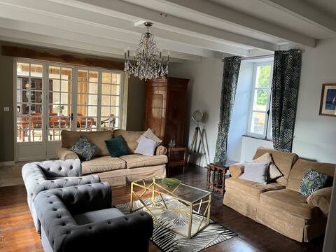 Charming Charentaise House, Pool, Sleeps 4, 6 or 8