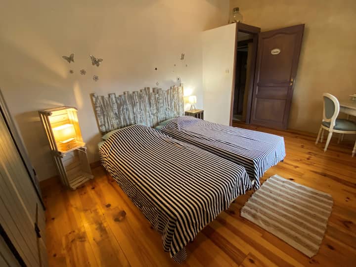 La deuxième chambre 16 m ², grande penderie, deux lits simples, parquet bois. 