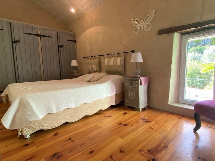La chambre double avec lit en 160 cm,  14 m², grande penderie, vue sur la piscine et le jardin paysager

La salle de bain et les toilettes se trouvent à côté 