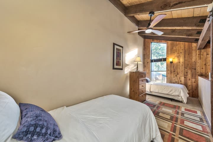 阁楼的双人床是孩子们睡觉的完美场所