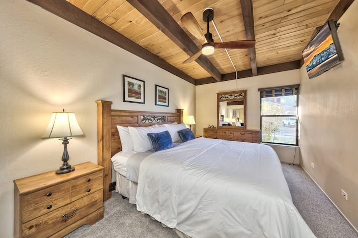 主卧配备加大双人床、梳妆台、窗户和壁挂式电视