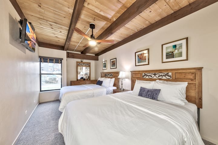 第二间卧室配备两张大床、吊扇、梳妆台和电视