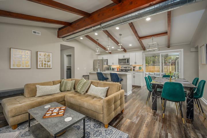 Gem of Toledo: Jacuzzi, 2 King Beds, Kid's Room