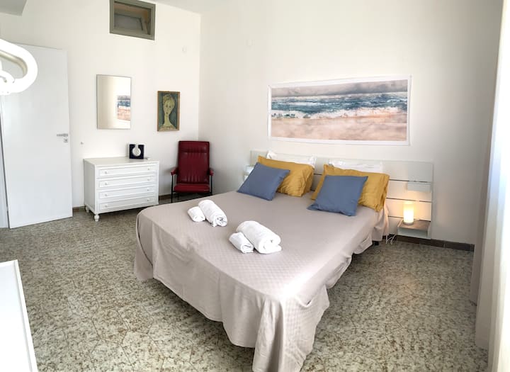 El cuarto dormitorio tiene una cama doble.