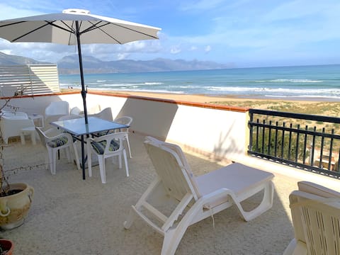 Large apartment for 9 people on the beach
