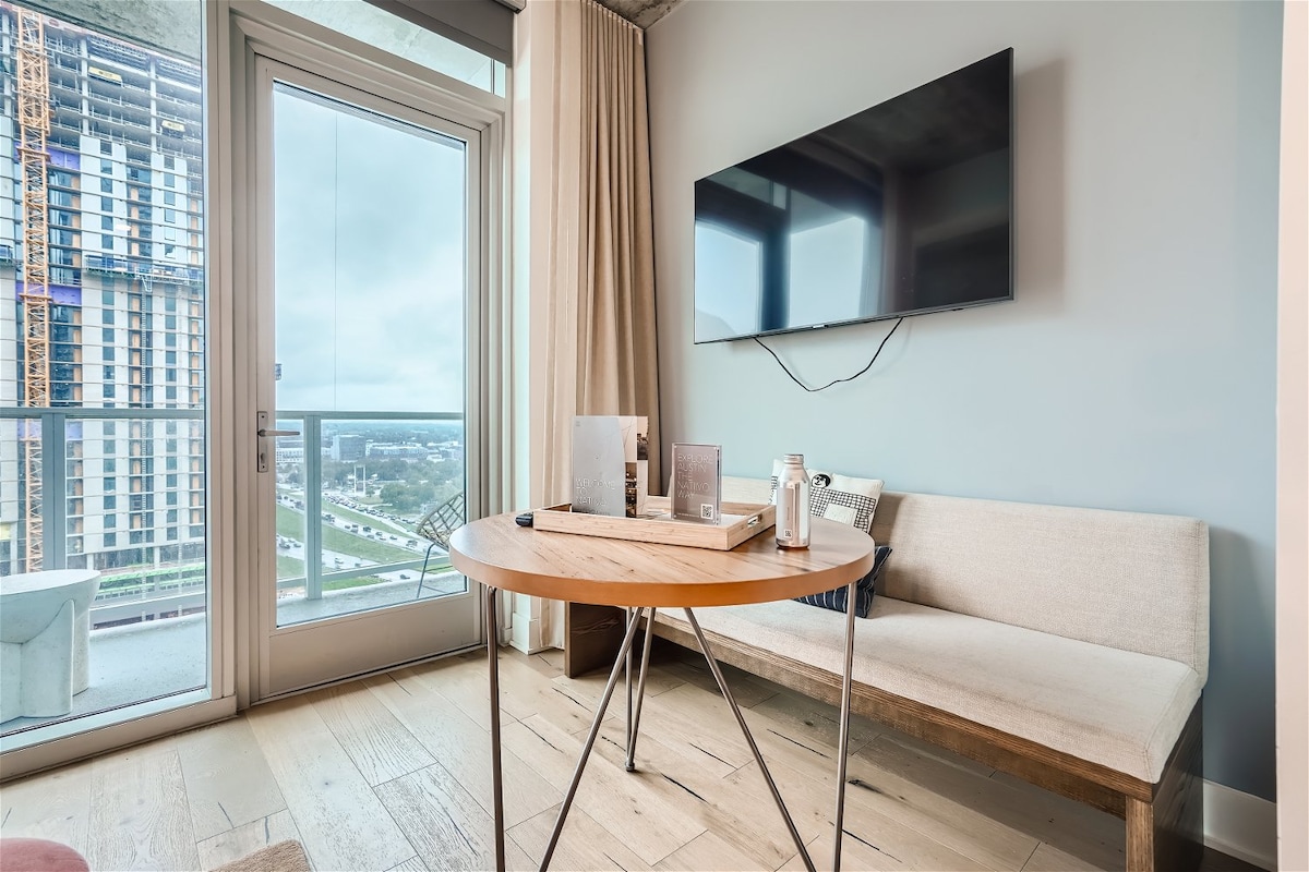 Studio + Views +Rooftop pool |Rainey St
