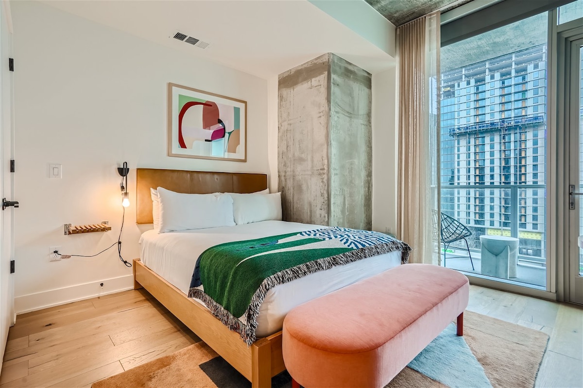 Studio + Views +Rooftop pool |Rainey St