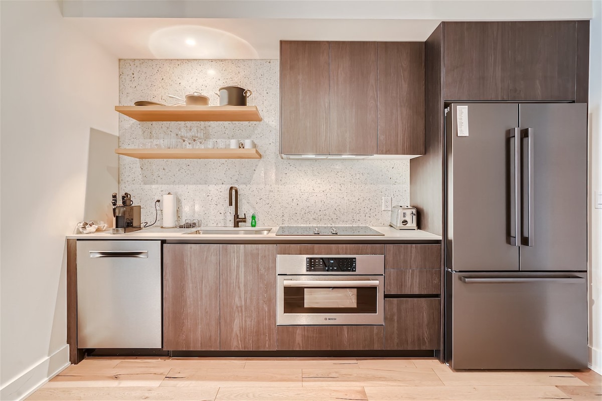 Studio + Views +Rooftop pool |Rainey St