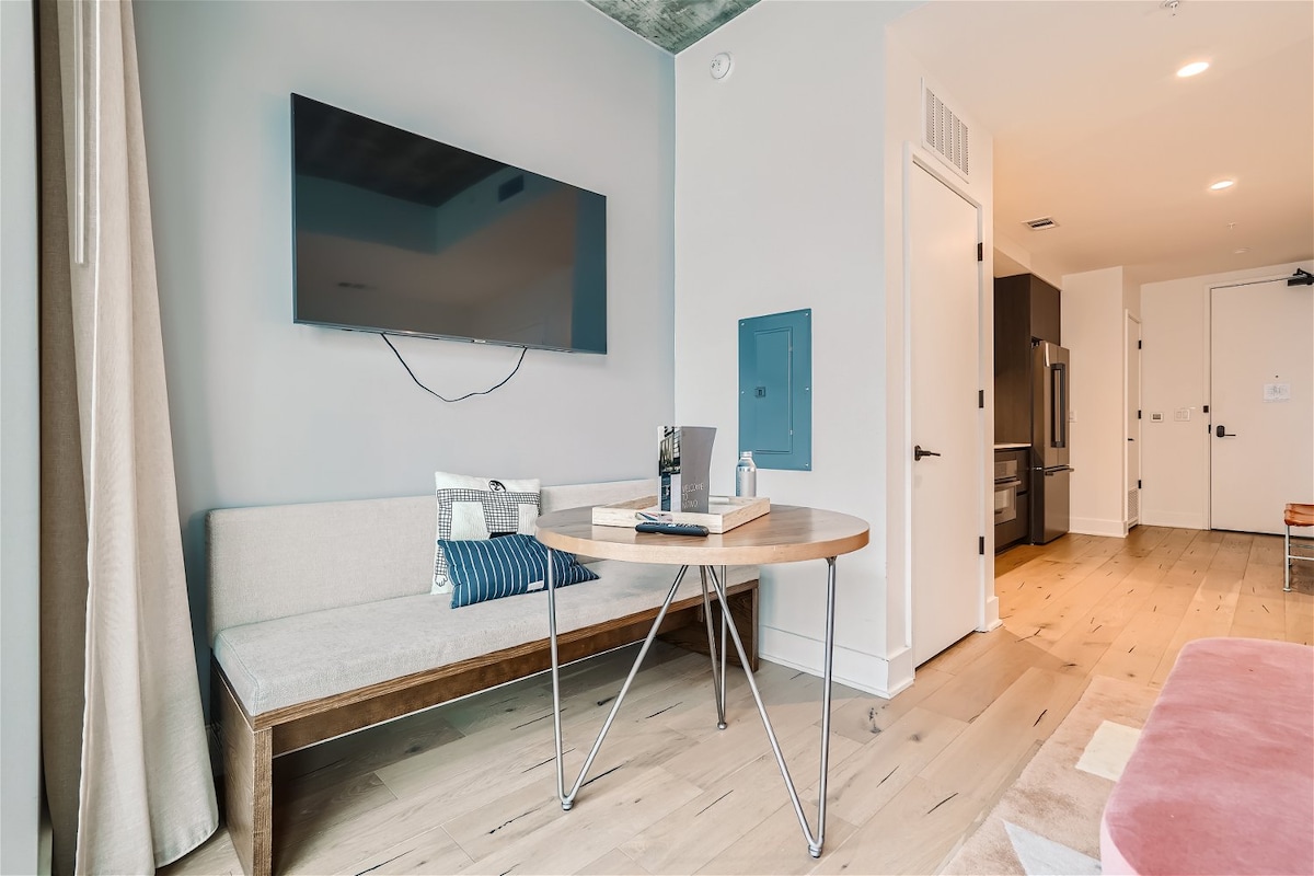 Studio + Views +Rooftop pool |Rainey St