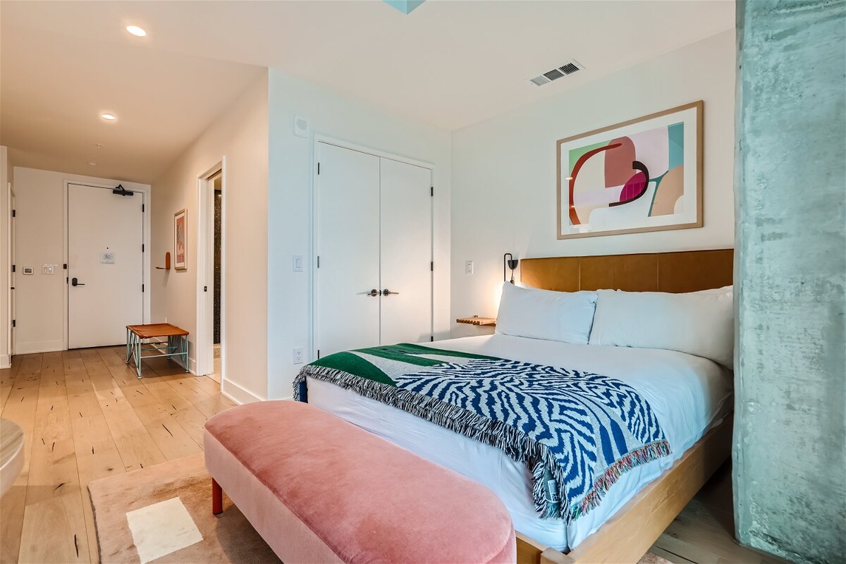Studio + Views +Rooftop pool |Rainey St
