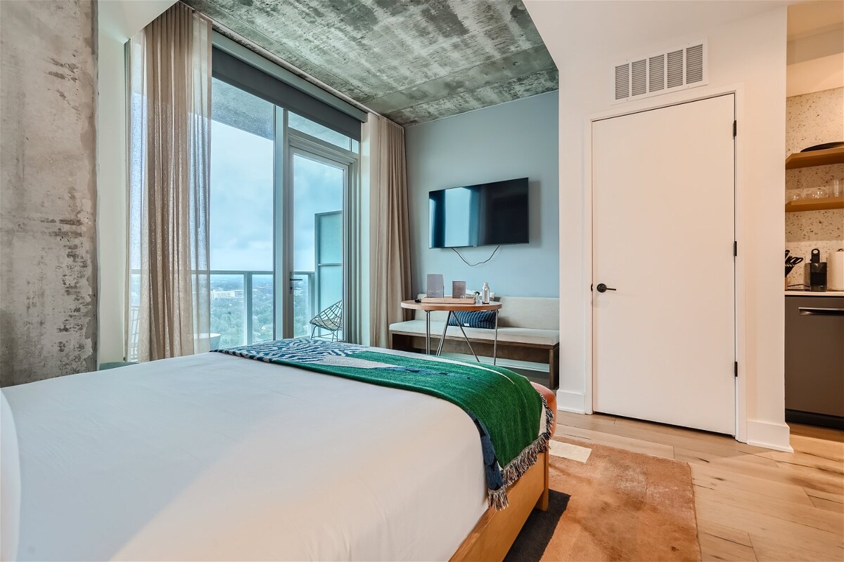 Studio + Views +Rooftop pool |Rainey St