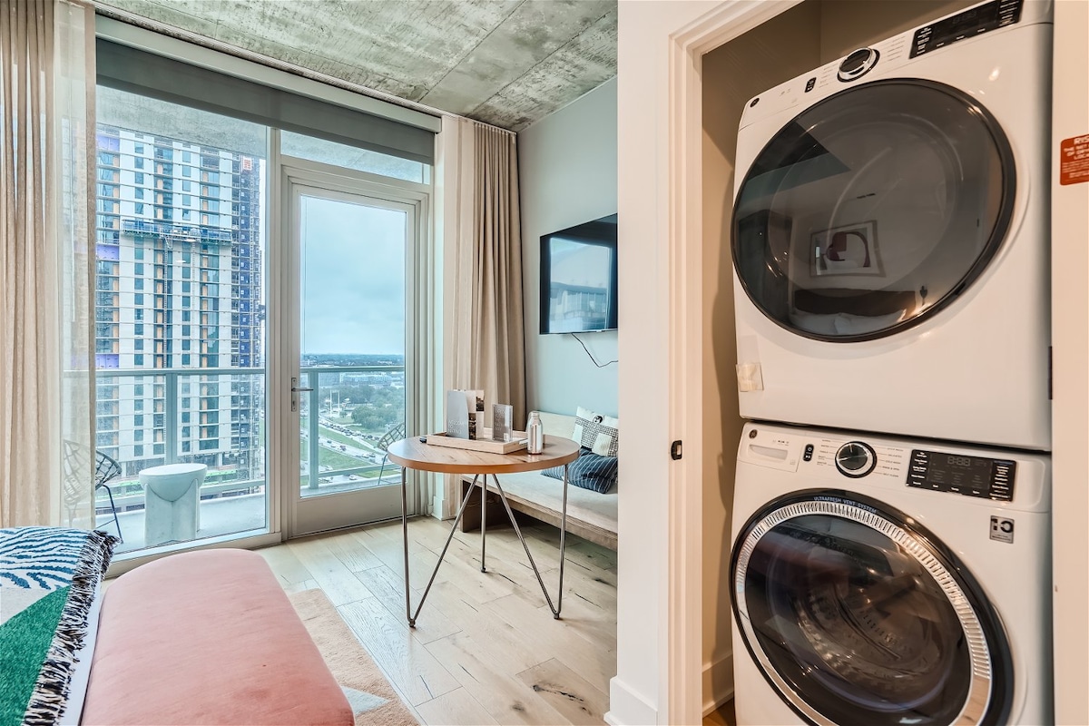 Studio + Views +Rooftop pool |Rainey St