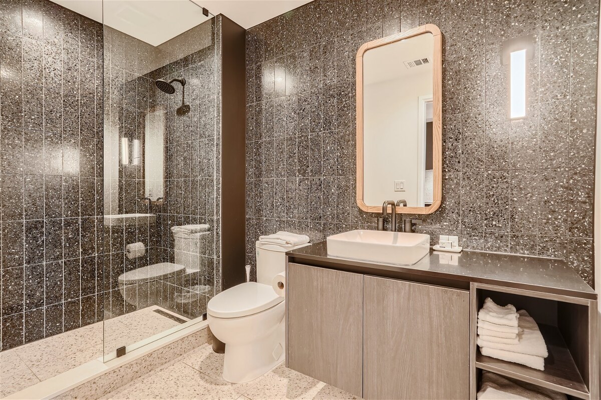 Studio + Views +Rooftop pool |Rainey St