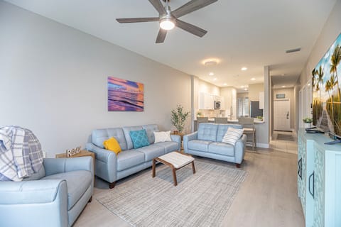 Successful Airbnb property: * Restaurant * Golf * Pool * Pickle Ball * Tennis in Lely Resort