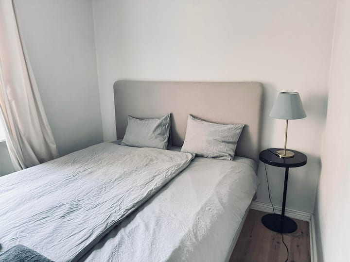 带140厘米床的卧室