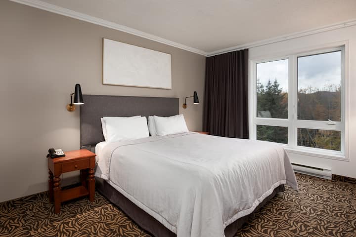 חדר שינה עם מיטת קינג