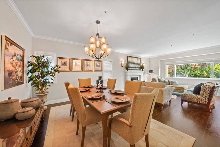 Gorgeous Trafalgar House 6br/4ba/EV gallery image 3