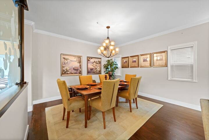 Gorgeous Trafalgar House 6br/4ba/EV gallery image 4