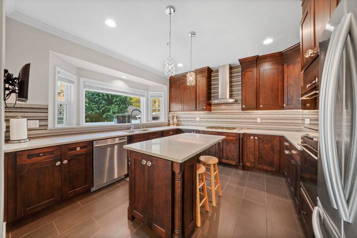 Gorgeous Trafalgar House 6br/4ba/EV gallery image 5