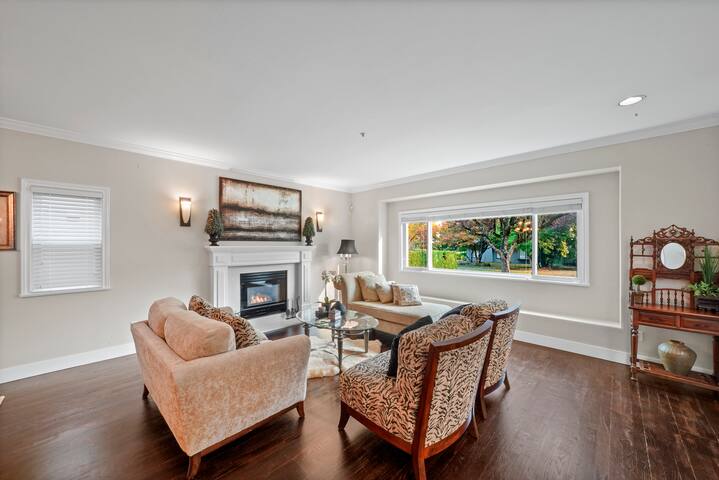 Gorgeous Trafalgar House 6br/4ba/EV gallery image 2