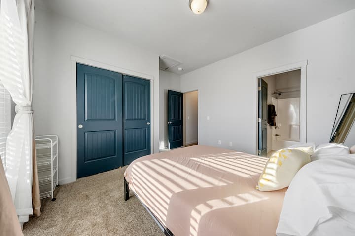 Dormitorio principal con cabecera de carga USB
