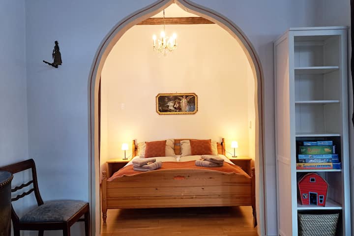 Მისაღებ ოთახში "Jaguar" ბინაში Heidjerhaus, თქვენ კომფორტულად გძინავთ ორადგილიან საწოლში ტექსტილის კედლის უკან. Ხის იატაკი და თბილი შუქი ოთახს კიდევ უფრო სიმყუდროვეს ხდის.