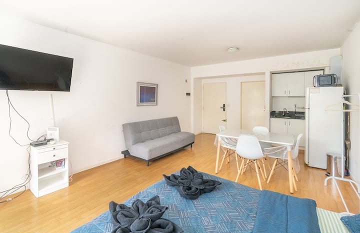 ✨Este departamento cuenta con un sillón cama cómodo, perfecto para relajarse o alojar a dos huésped adicional. La cama de dos plazas garantiza un descanso reparador, mientras que la mesa para 4 ofrece un espacio ideal para comer.

Beemyhost 