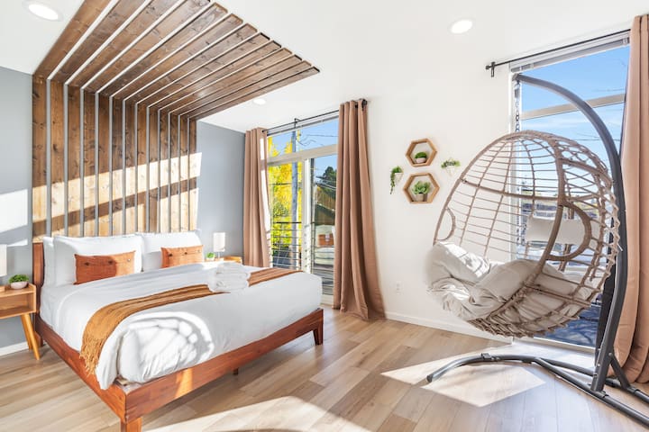 8B6BA 10 beds sleeps 20 Duplex w Theatre & Rooftop