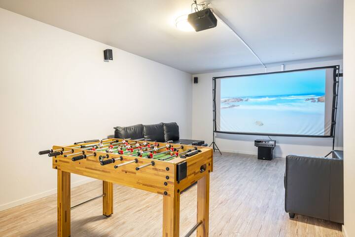 8B6BA 10 beds sleeps 20 Duplex w Theatre & Rooftop gallery image 4