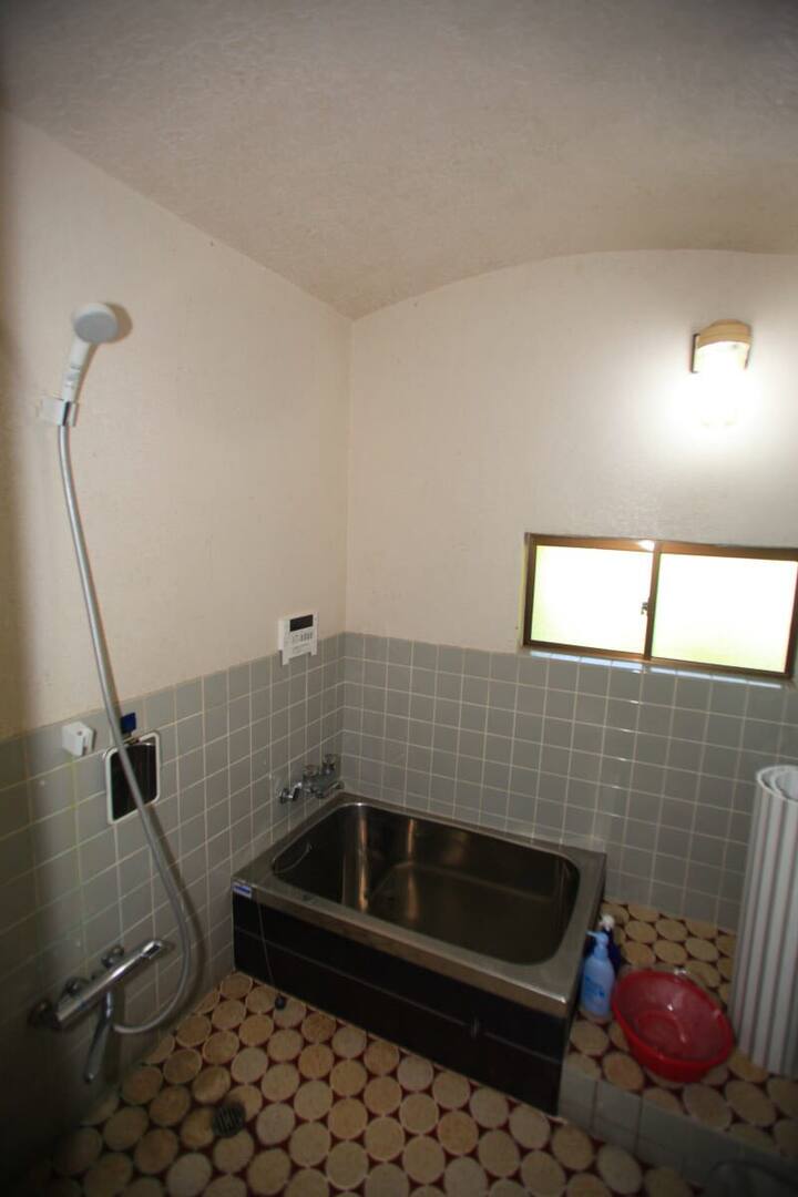 【浴室】
　平成に改修された浴室で、浴槽とシャワーがあります。温泉宿のよう風情はありませんが、内山ブナ林を源流とした水道水は清らかな軟質の水で、肌にも柔らかく、温泉のように温まります。お湯は追い焚き機能付きのガス給湯で、お好みの温度に調整出来ます。
　シャンプー、リンス、ボディソープは備え付けの物をご利用下さい。また、脱衣スペースに入浴剤も置いていますので、気分に合わせてご使用下さい。