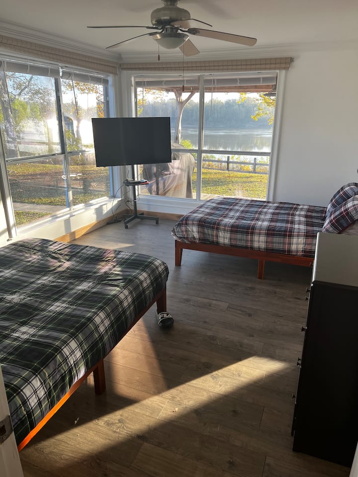 غرفة نوم في الطابق الأول، وسريران بالحجم الكامل وتلفزيون