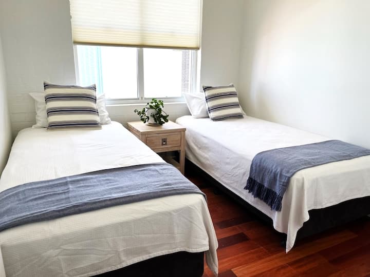 Chambre simple avec ventilateur au plafond.  Notez qu'il n'y a pas d'armoire dans cette chambre.