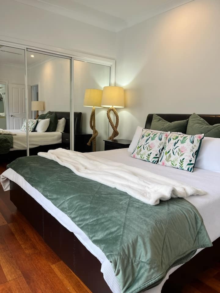 Chambre principale avec lit King Size, peignoirs intégrés et ventilateur de plafond. Notez que la pompe pour la baignoire du spa est dans l'armoire attenante à la salle de bain, lorsque la baignoire du spa est utilisée, veuillez laisser la porte de l'armoire ouverte.