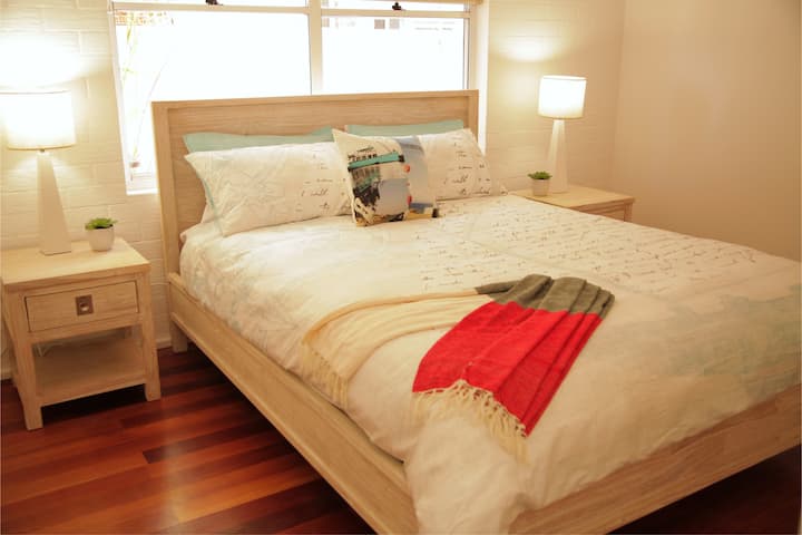 Chambre Queen avec peignoir intégré et ventilateur du plafond.