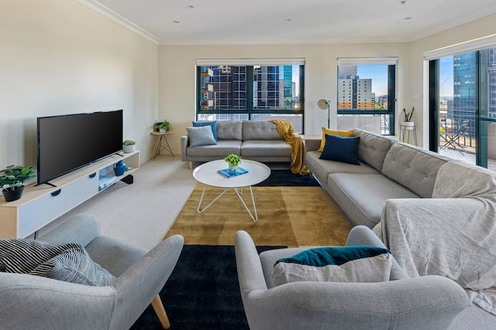 3 Bedroom, 4 Queen Bed, CBD Gem! gallery image 2