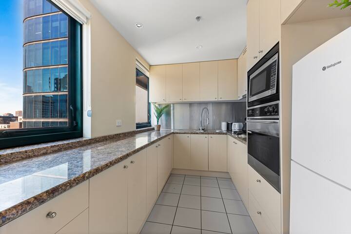 3 Bedroom, 4 Queen Bed, CBD Gem! gallery image 5