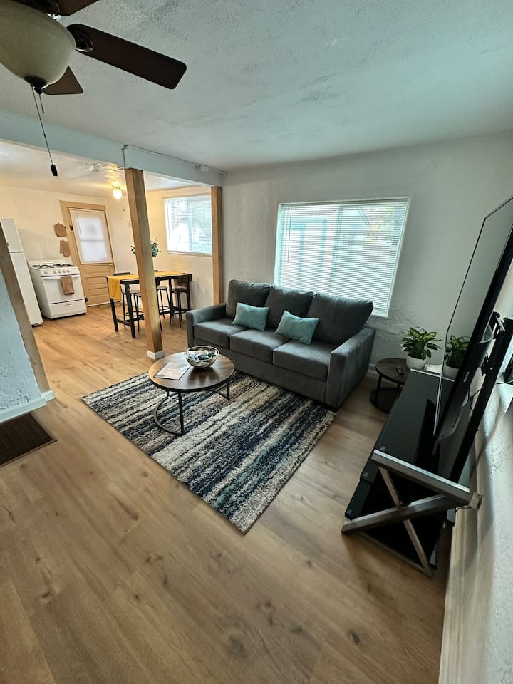 Modern Sagebrush Cottage | Near Unm & Nob Hill - Albuquerque, NM