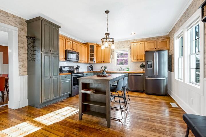 DT Hudson Home w/Hot Tub, 1 block from Riverwalk! gallery image 2