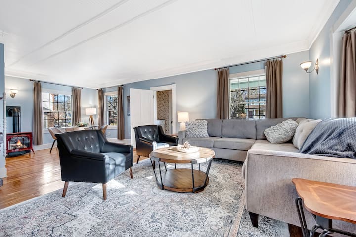 DT Hudson Home w/Hot Tub, 1 block from Riverwalk!