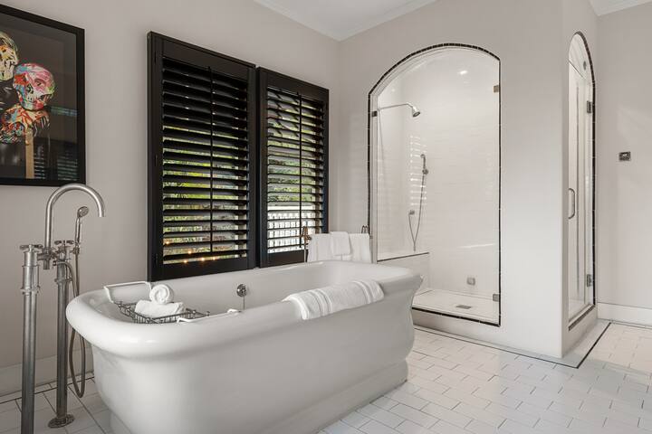 Luxury Hollywood Hills Retreat gallery image 3