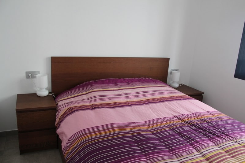 Dormitorio de un solo nivel, cama doble con armarios empotrados